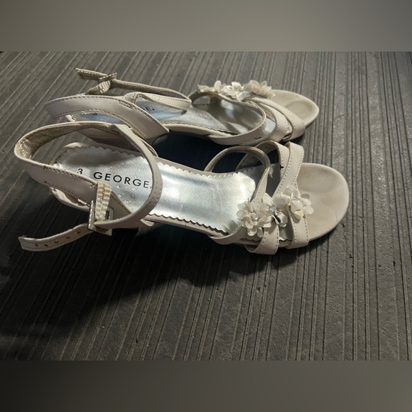 George Women's White Sandals - Picture 2 of 4